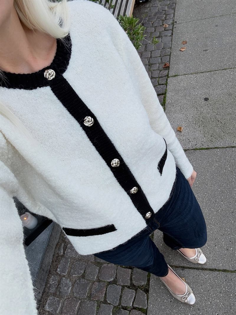 Hvid cardigan med sorte kanter og guldknapper
